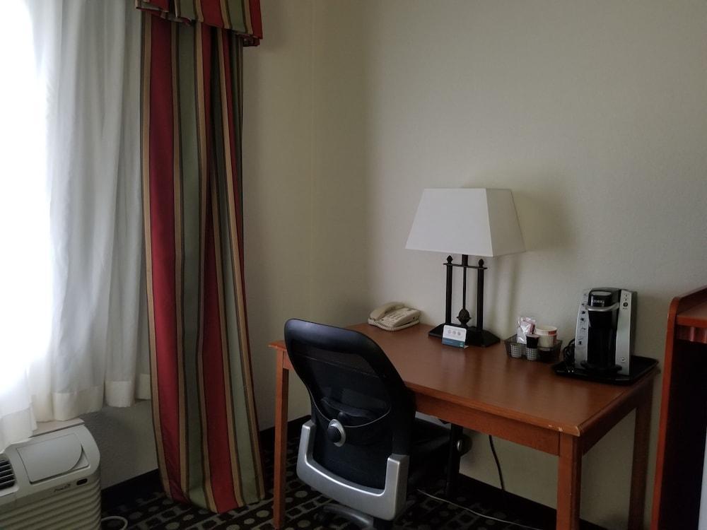 Quality Near Historic Downtown Square 3* Fayetteville