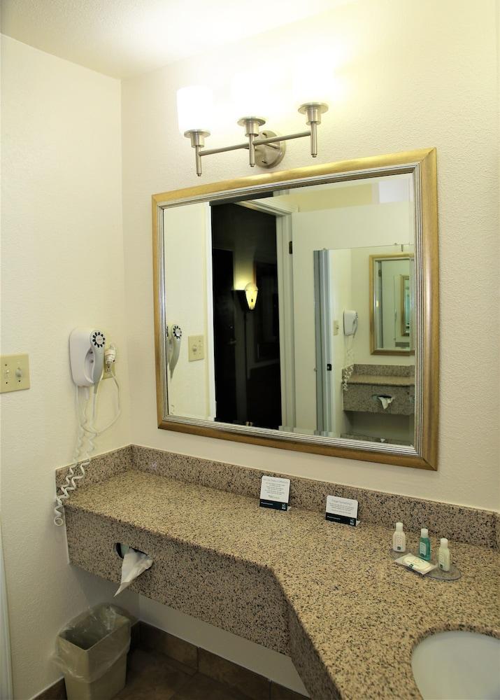 Quality Near Historic Downtown Square 3* Fayetteville