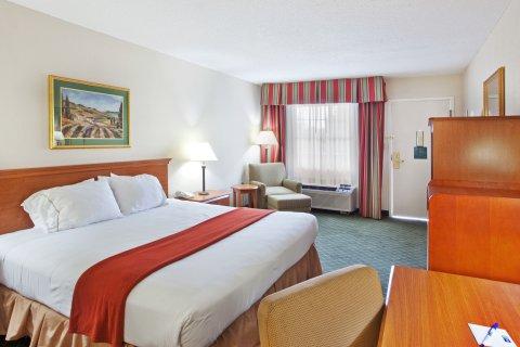Hotel Quality Near Historic Downtown Square 3*