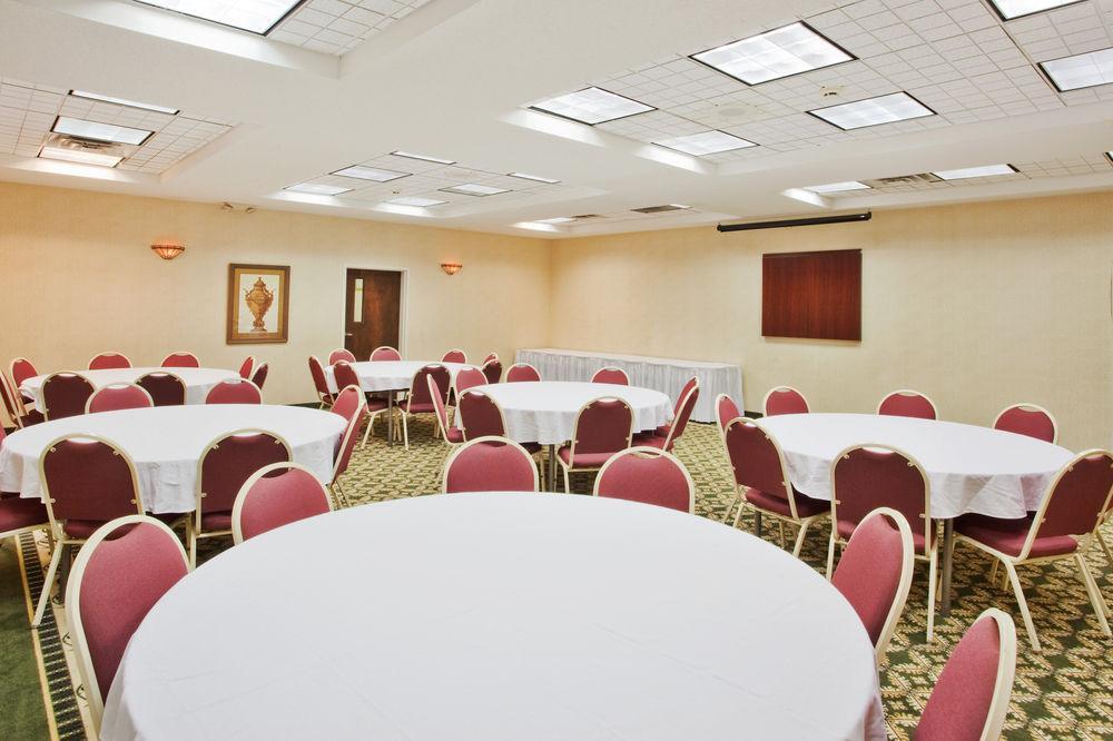 Hotel Quality Near Historic Downtown Square 3*