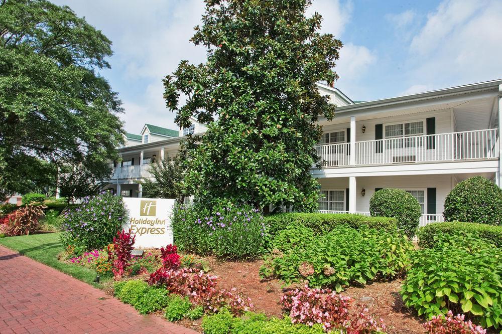 Quality Near Historic Downtown Square Hotel Fayetteville