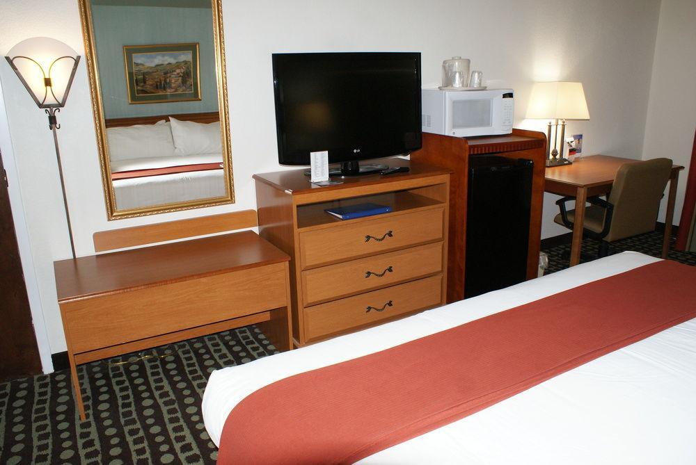 Hotel Quality Near Historic Downtown Square 3*
