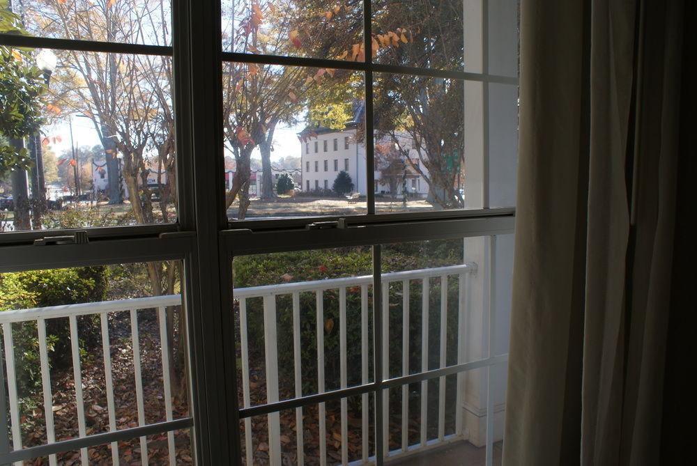 Quality Near Historic Downtown Square Hotel