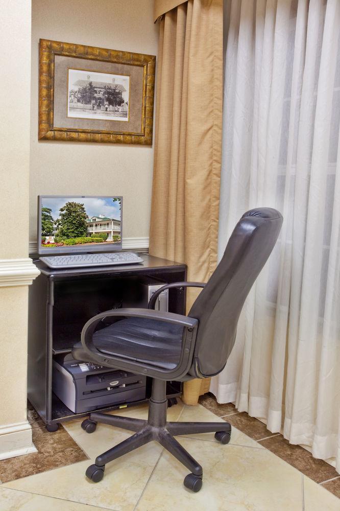 Quality Near Historic Downtown Square 3*