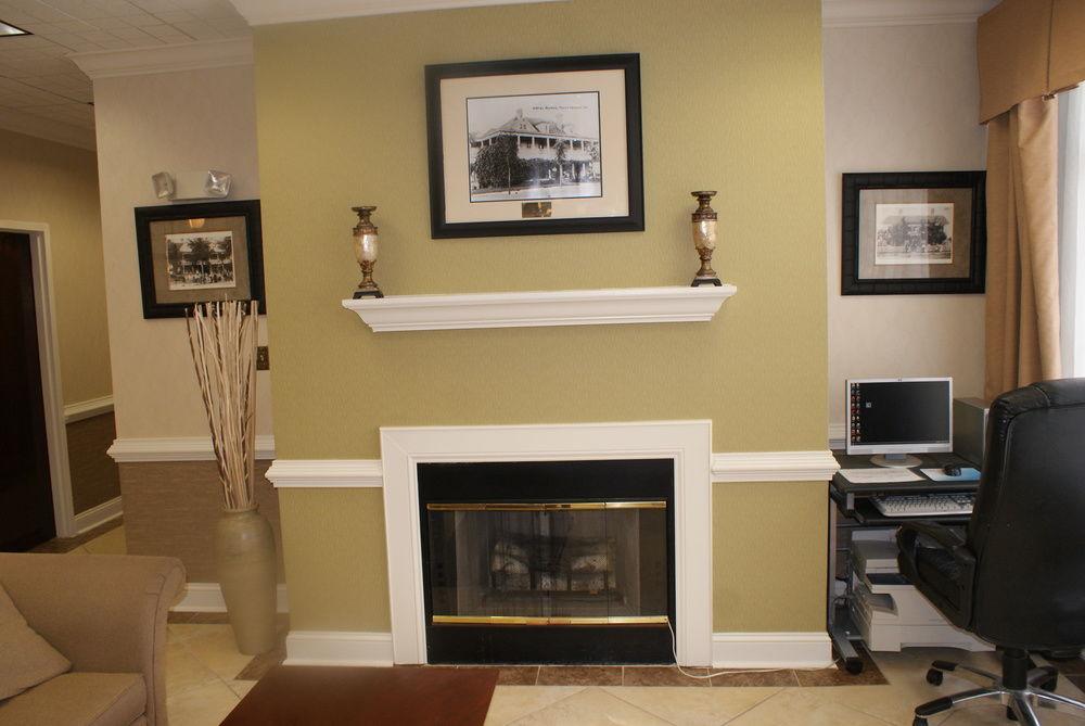 Quality Near Historic Downtown Square Hotel 3*