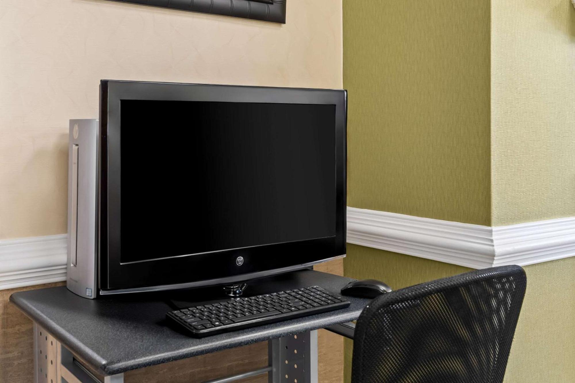 Quality Near Historic Downtown Square Hotel 3*