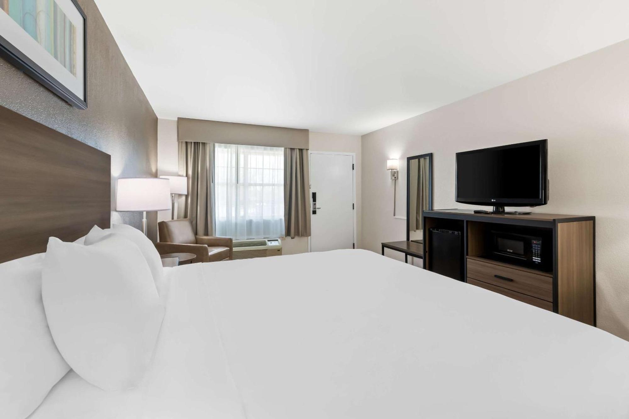 Hotel Quality Near Historic Downtown Square 3*