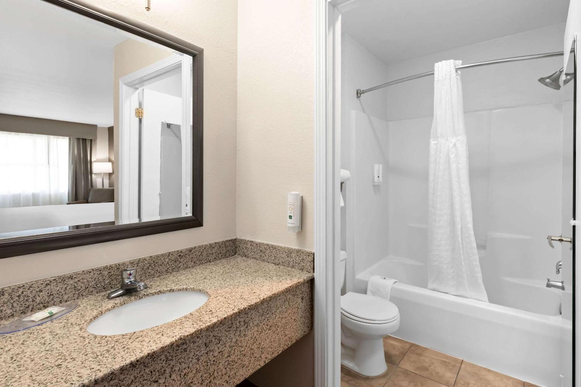 Hotel Quality Near Historic Downtown Square