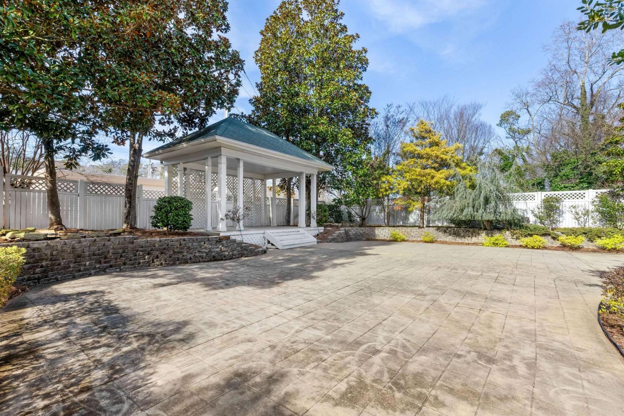 Quality Near Historic Downtown Square 3* Fayetteville