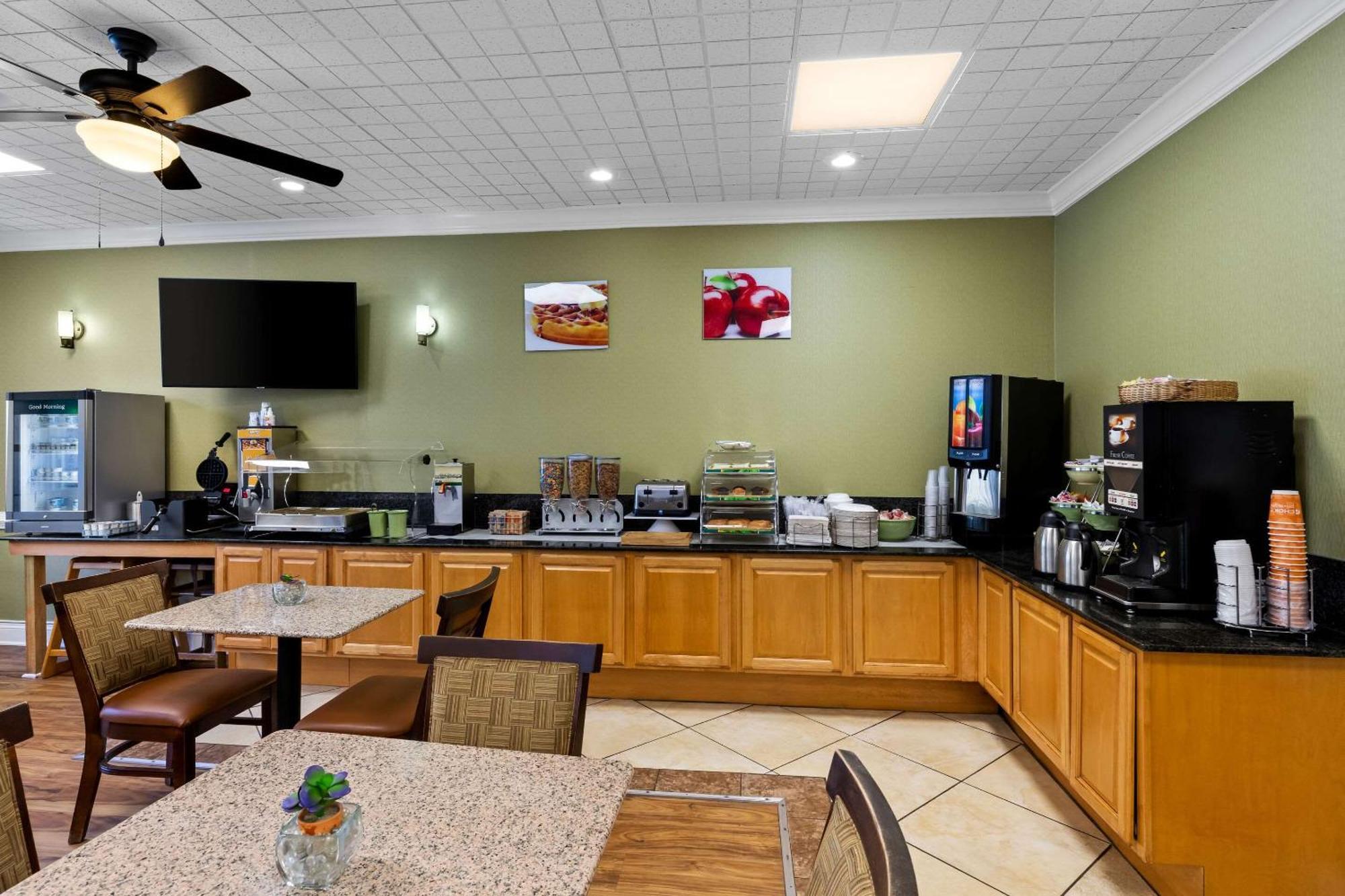 Quality Near Historic Downtown Square 3* Fayetteville