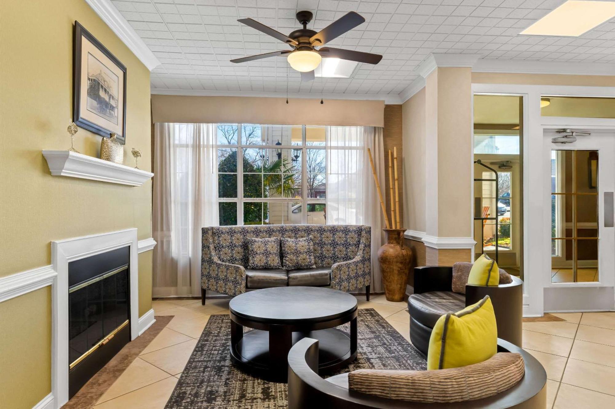 Hotel Quality Near Historic Downtown Square
