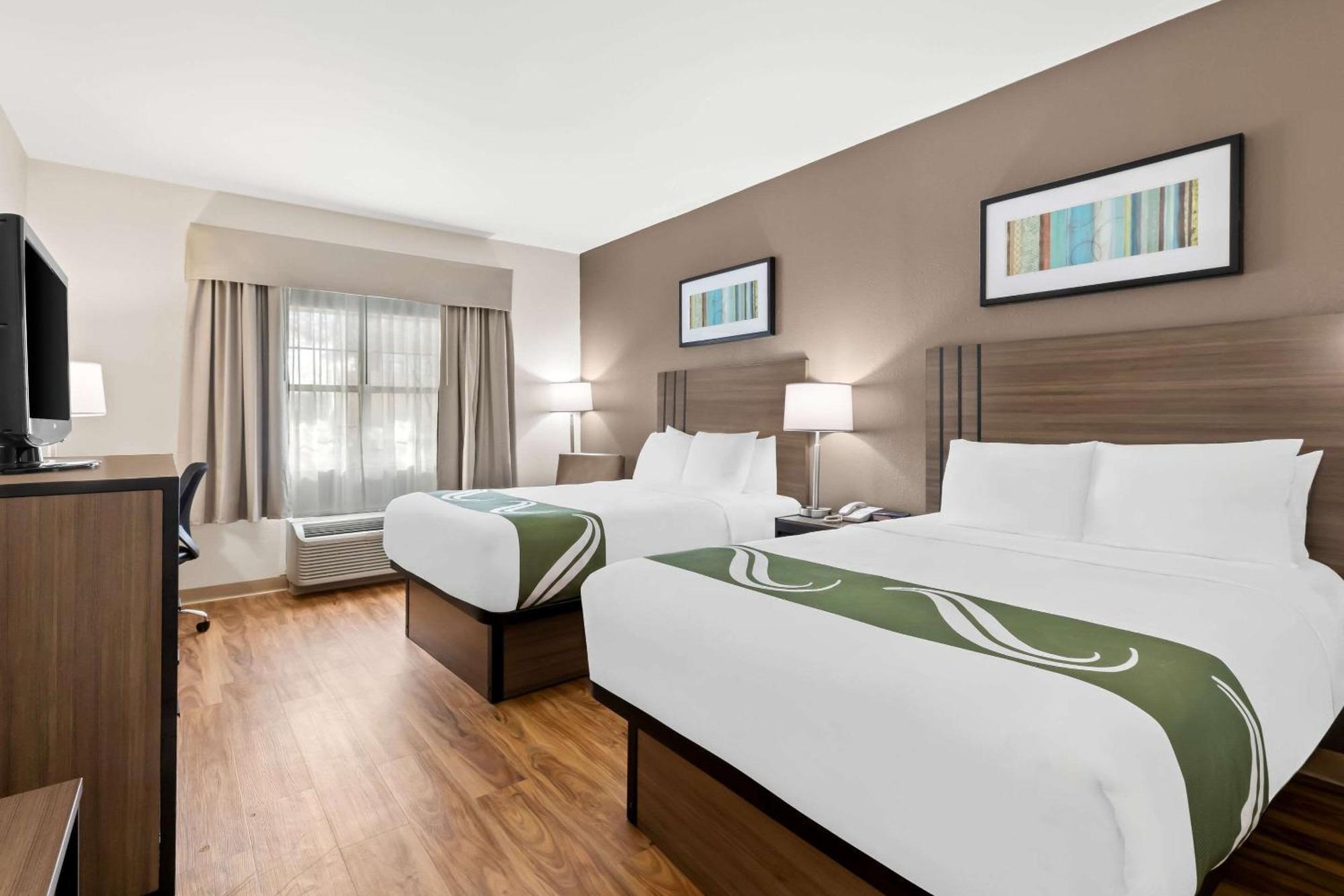 Quality Near Historic Downtown Square Hotel 3*