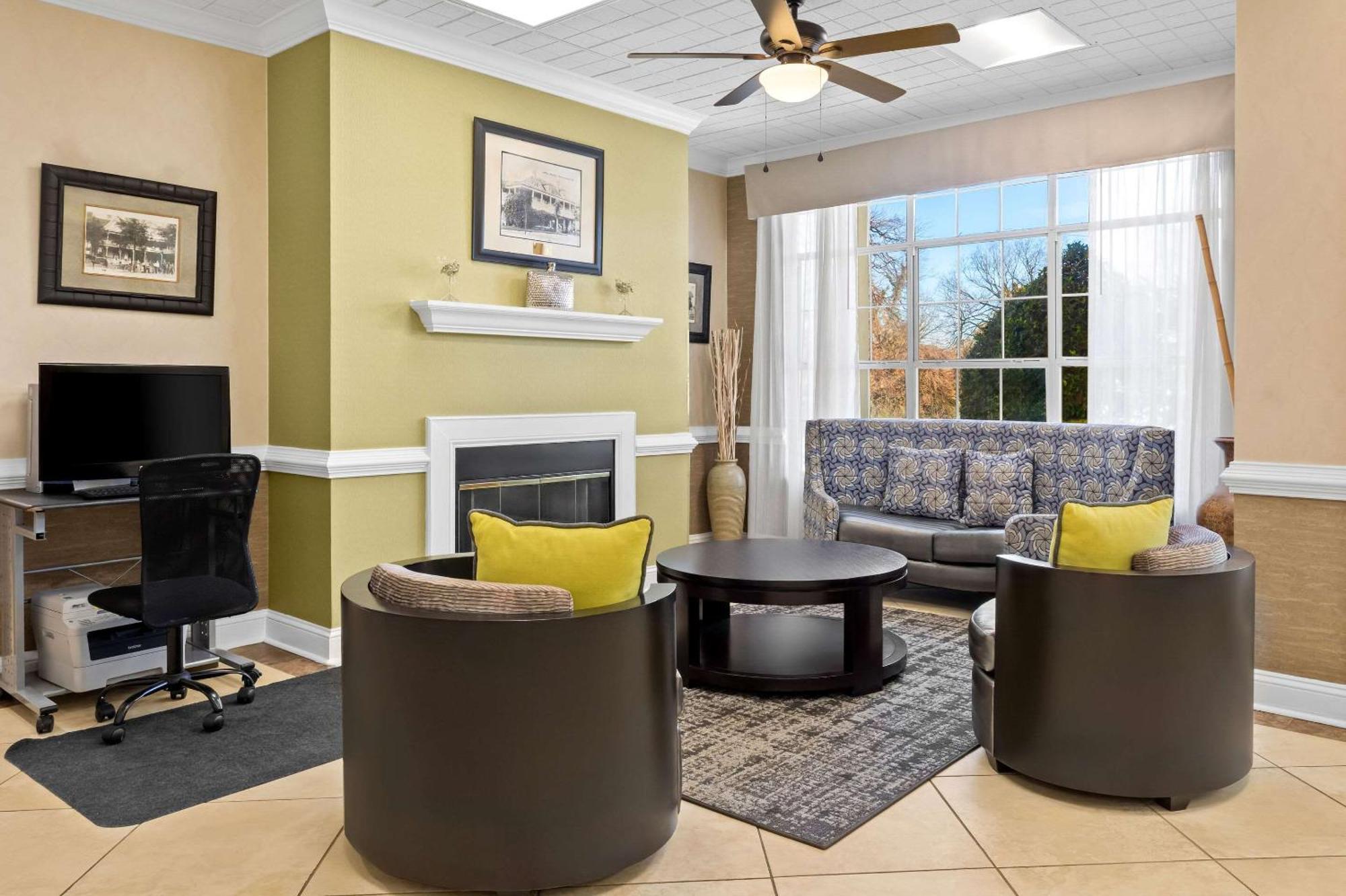 Hotel Quality Near Historic Downtown Square 3*