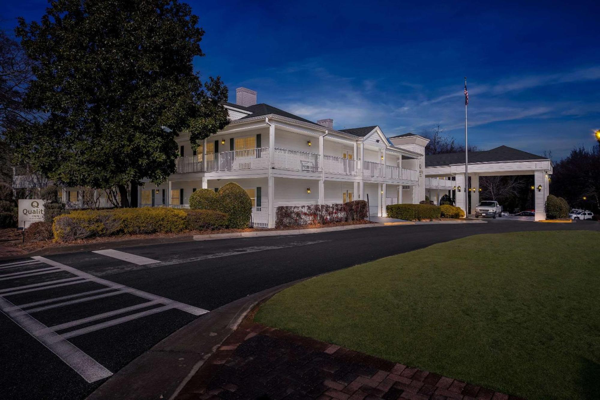 Hotel Quality Near Historic Downtown Square Fayetteville