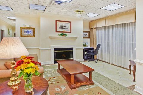 Quality Near Historic Downtown Square Hotel 3*