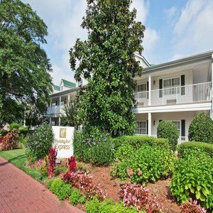 Hotel Quality Near Historic Downtown Square