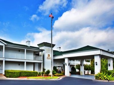 Hotel Quality Near Historic Downtown Square Fayetteville