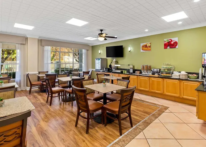 Quality Inn Fayetteville Near Historic Downtown Square