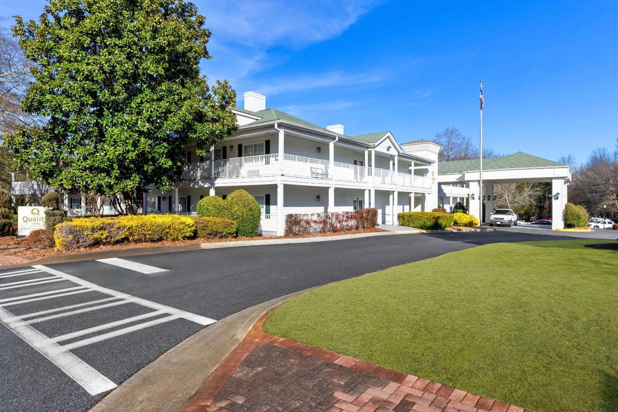 Quality Near Historic Downtown Square Hotel 3*