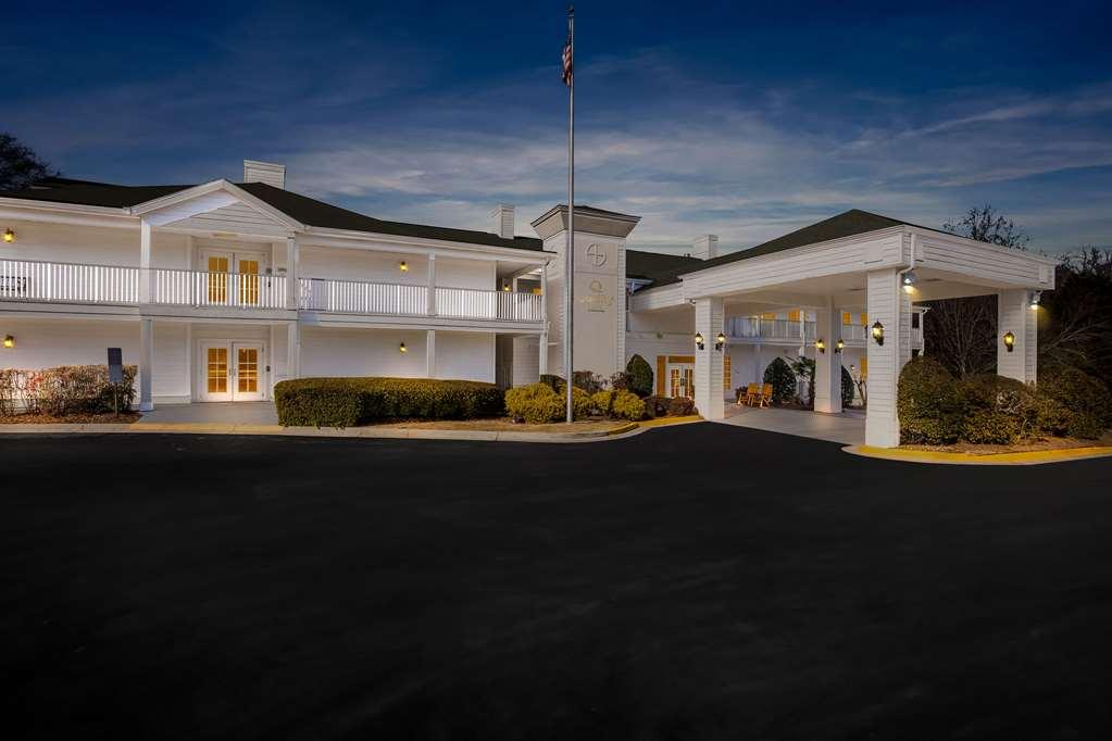 Quality Near Historic Downtown Square